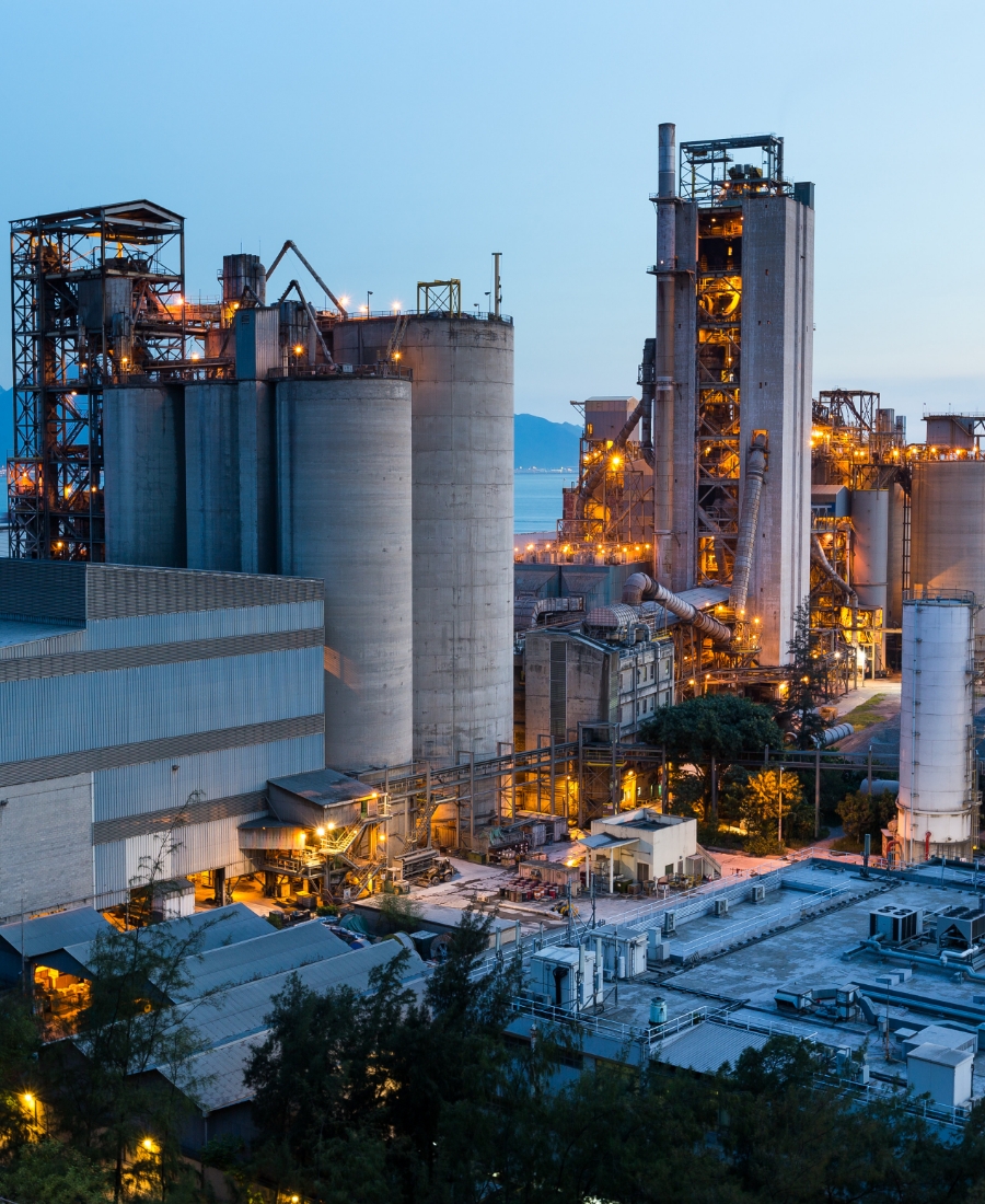 야경 속 대형 산업 플랜트 공장의 모습